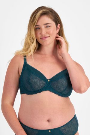 Chanel (She/Her) wears size 14DD and is 176cm tall with 104cm chest and 89cm waist